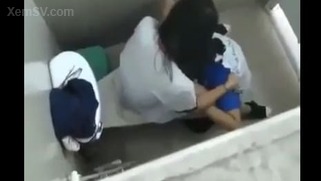 Lộ clip sex em học sinh cấp 2 bú lồn cô giáo trong nhà vệ sinh